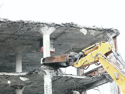 Dismantling of a monolithic building